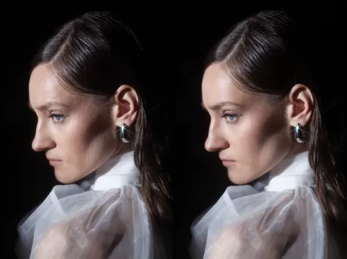 Студийный портрет девушки с блестящей серьгой в белой блузке для профессиональной съемки аксессуаров